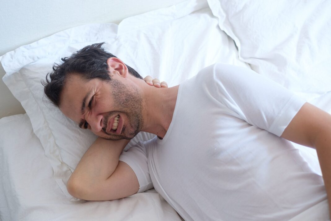Almohada ergonómica sobre una cama, recomendada por especialista en sueño
