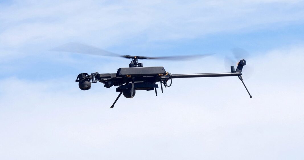 Dron militar sobrevolando el mar Caribe cerca de la costa de Florida