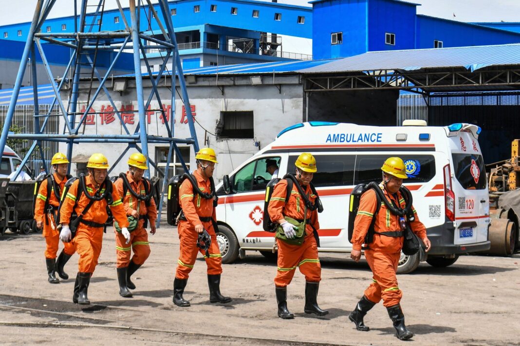 Operativo de rescate en mina de carbón en Shanxi, China, tras explosión de gas
