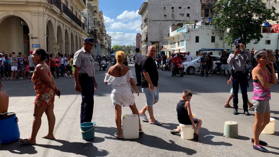Vecinos de La Habana con envases para recoger agua ante la falta de suministro