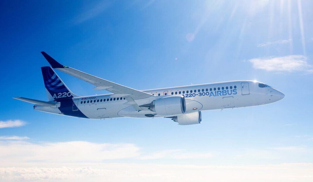 Avión Airbus A220-300 en vuelo