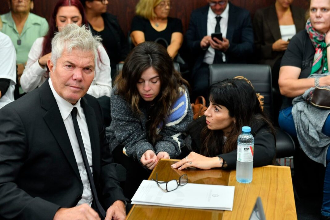 Burlando junto a Dalma y Gianinna Maradona en el primer juicio
