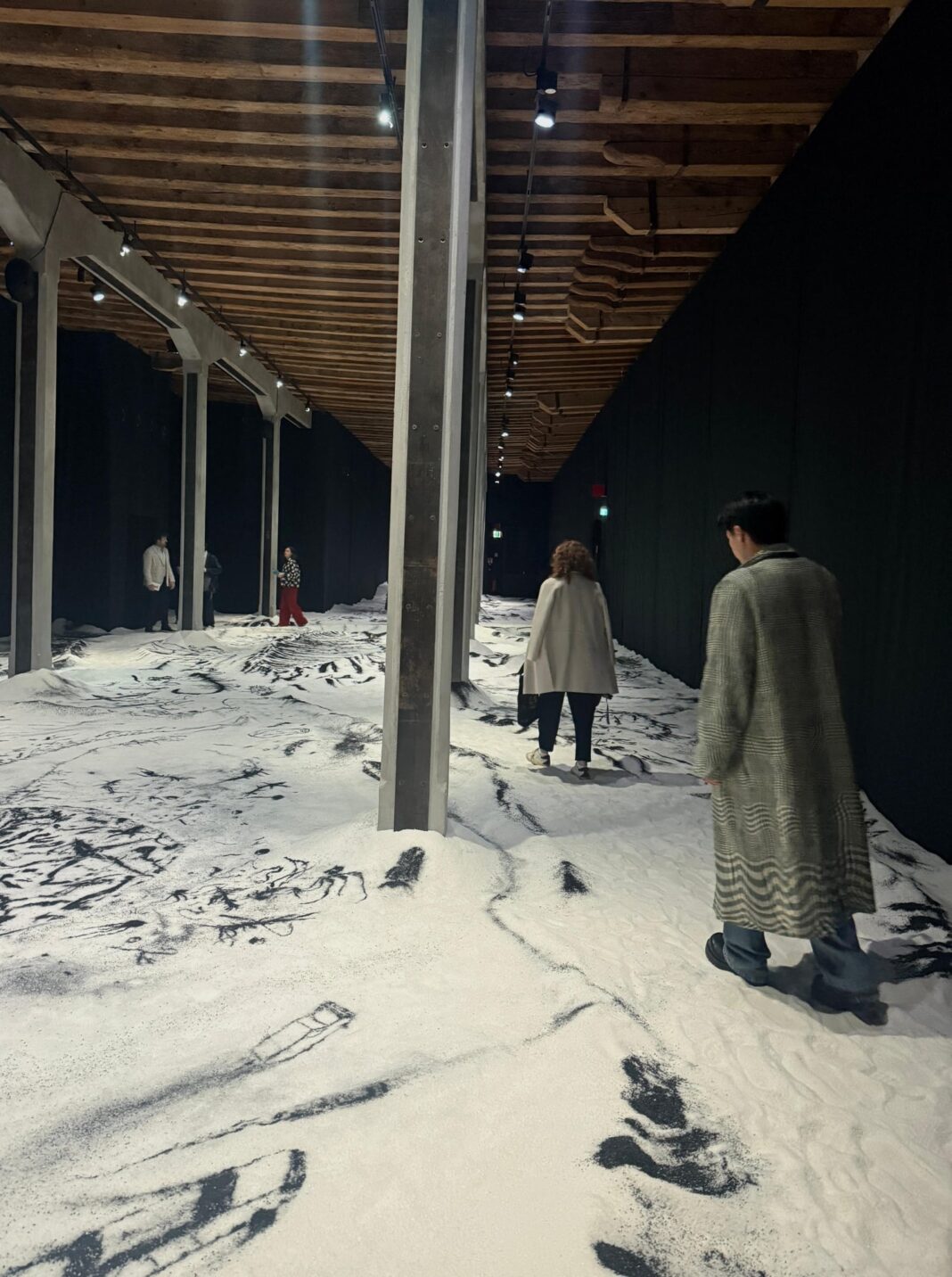 Instalación de Matías Duville en el pabellón argentino de la Bienal de Venecia con camino de sal y monitor Yin Yang