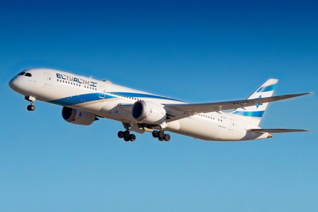 Avión Boeing 787-9 Dreamliner de El Al en pista de aterrizaje