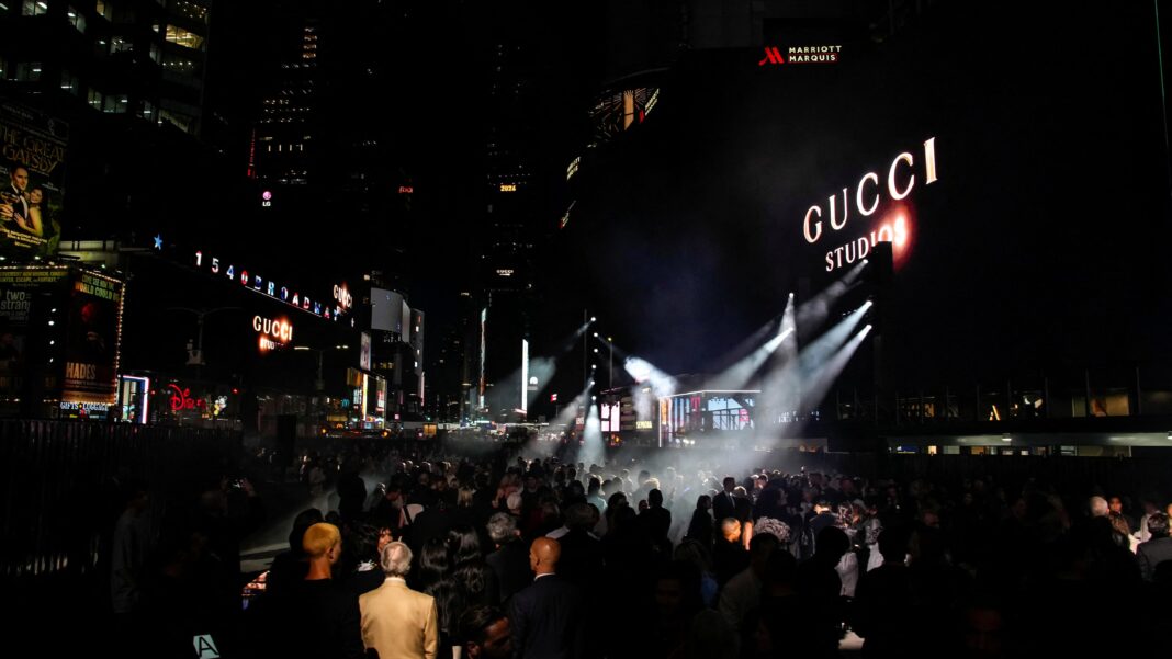 Times Square convertido en pasarela de Gucci con luces y pantallas electrónicas durante el desfile Cruise 2027