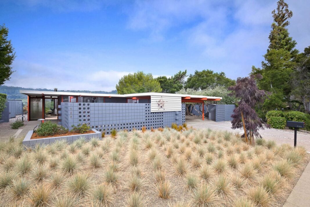 Fachada de la casa de acero X-100 en San Mateo, California