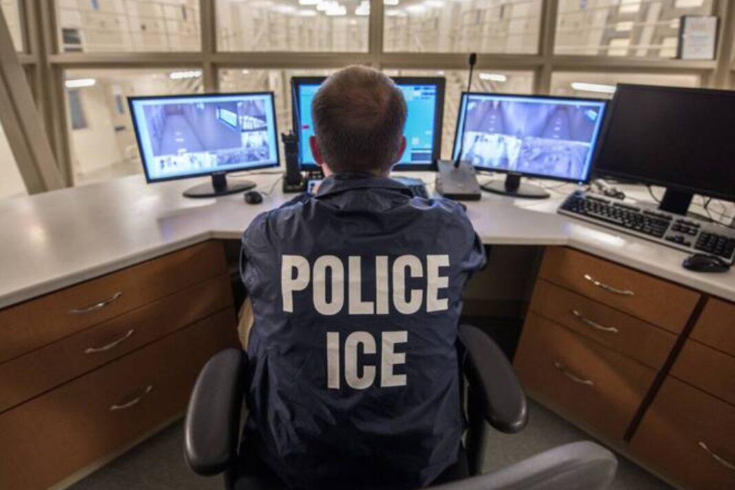 Cámara de vigilancia en un puesto de control migratorio