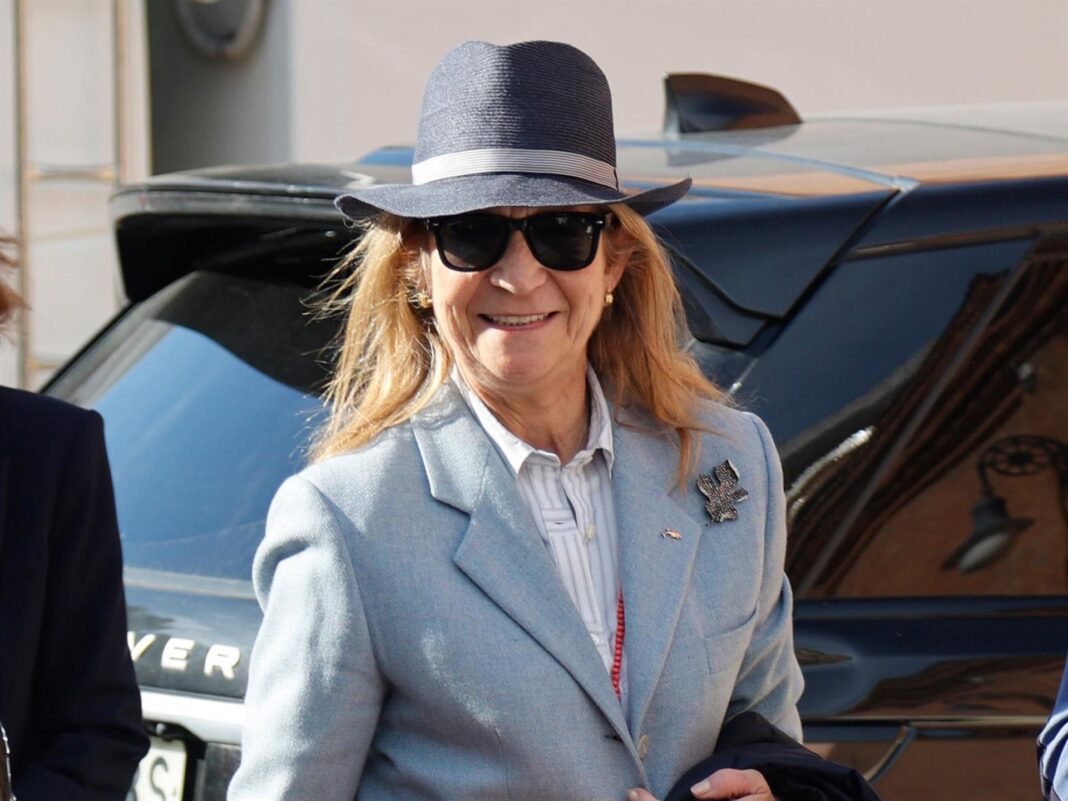 Infanta Elena sonriente en la plaza de toros de Las Ventas con look elegante