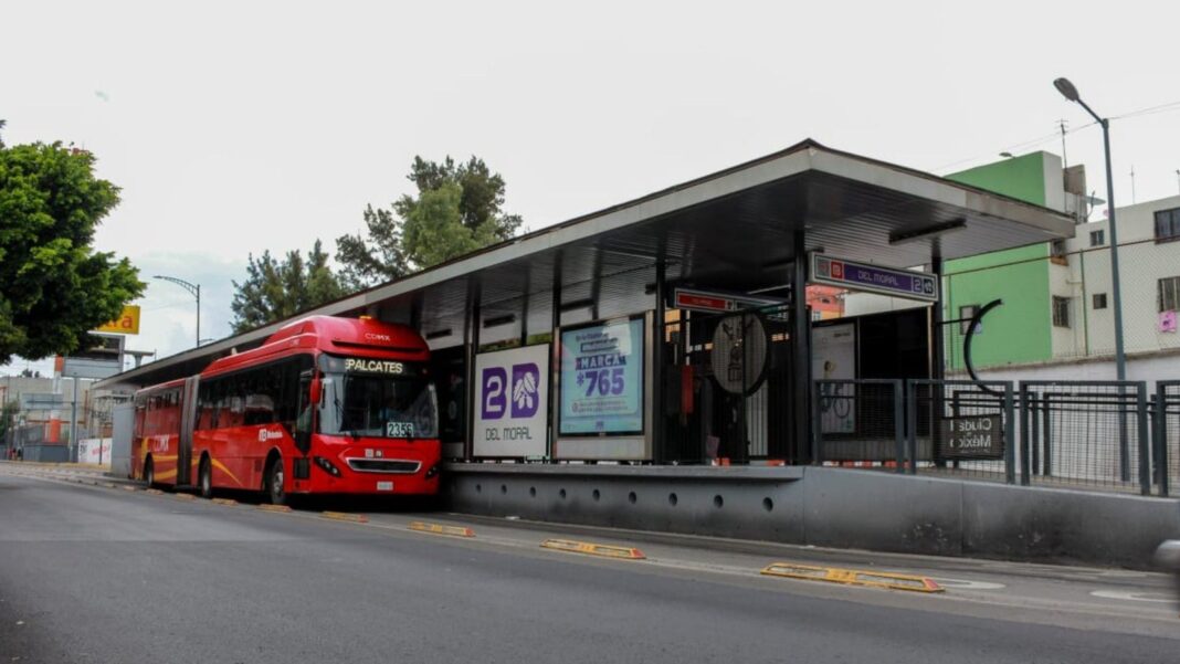 Estación de Metrobús en la Ciudad de México con usuarios abordando un autobús articulado