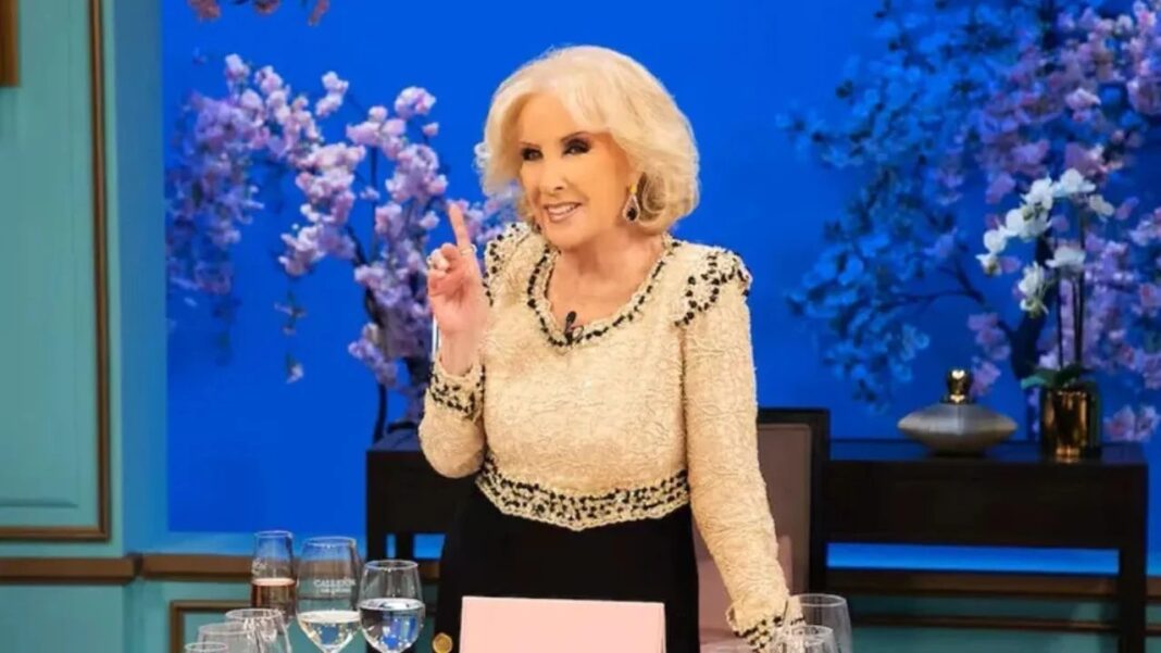 Mirtha Legrand sentada en su mesa de programa