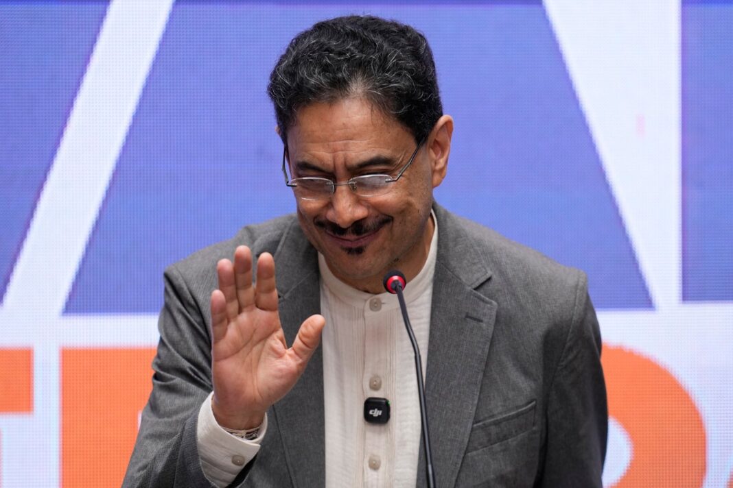 Iván Cepeda durante un acto de campaña en Bogotá