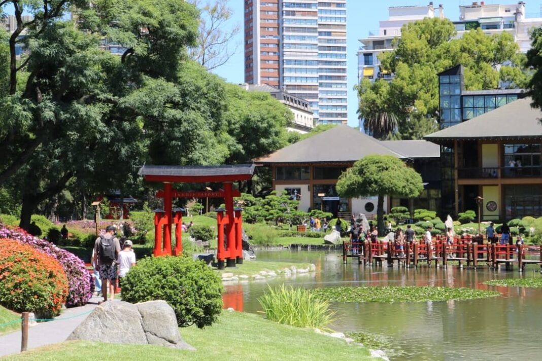 Puente rojo y estanque del Jardín Japonés en otoño, Buenos Aires