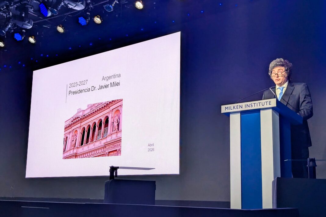 Javier Milei hablando en el plenario de la Conferencia Global del Instituto Milken en Los Ángeles