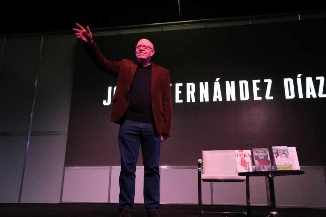 Jorge Fernández Díaz durante su charla en la Feria del Libro de Buenos Aires