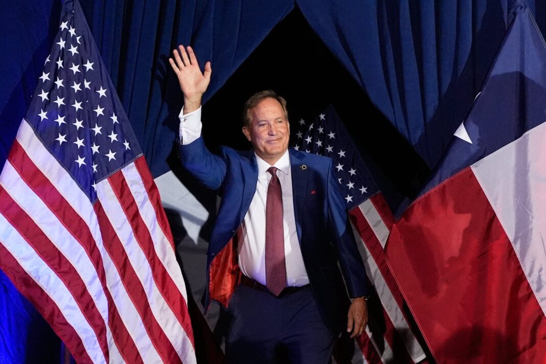 Ken Paxton habla en un atril durante su discurso de victoria en Plano, Texas