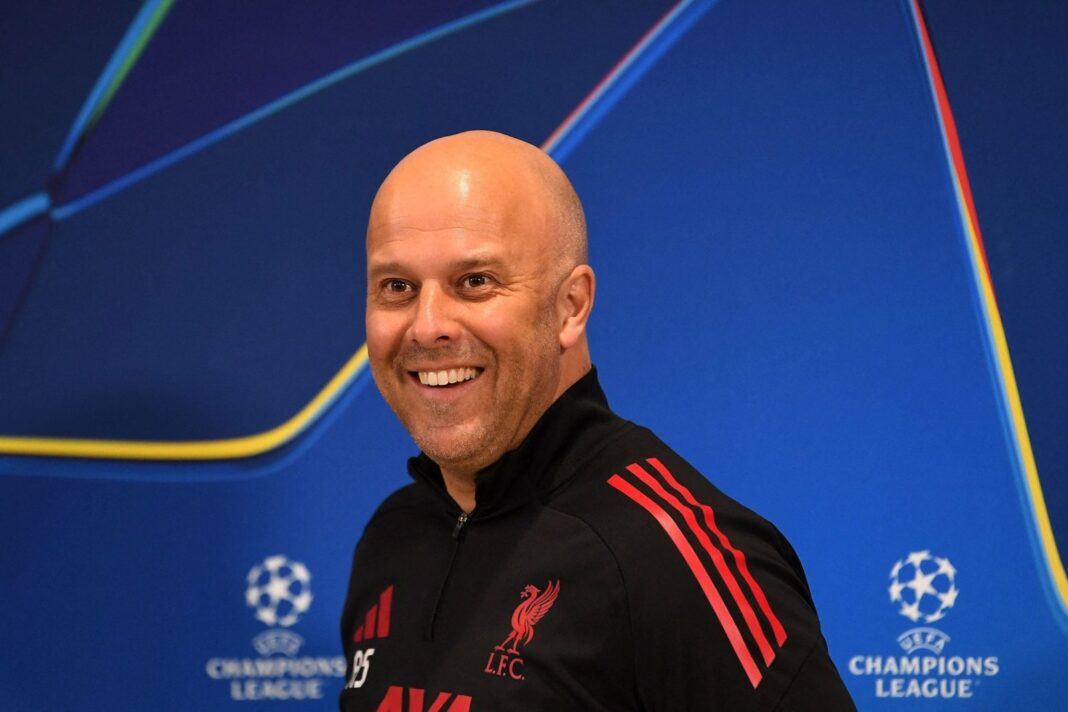 Arne Slot, entrenador neerlandés, durante un partido con Liverpool