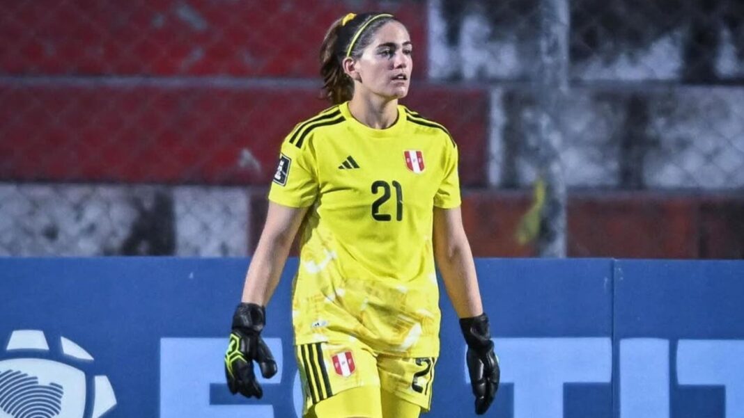 Mia Shalit posa con el premio a mejor portera de la temporada en Israel