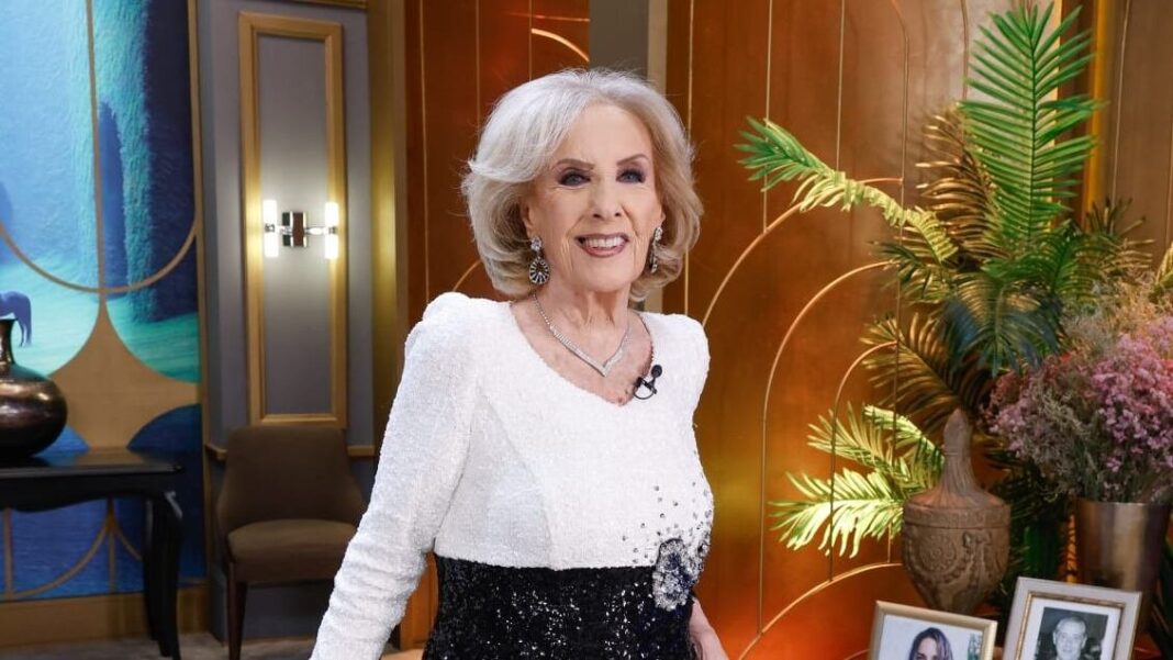 Mirtha Legrand con vestido plateado durante su programa de televisión