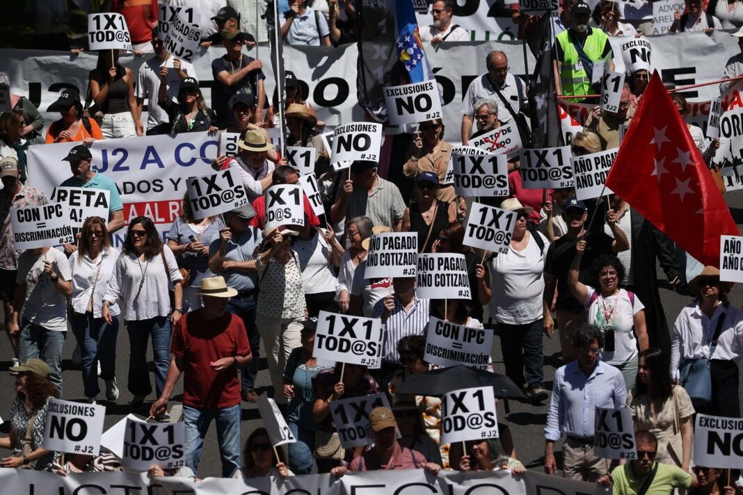 Manifestación de mutualistas en Madrid con pancarta Pasarela 1x1 para todos Gobierno cumple