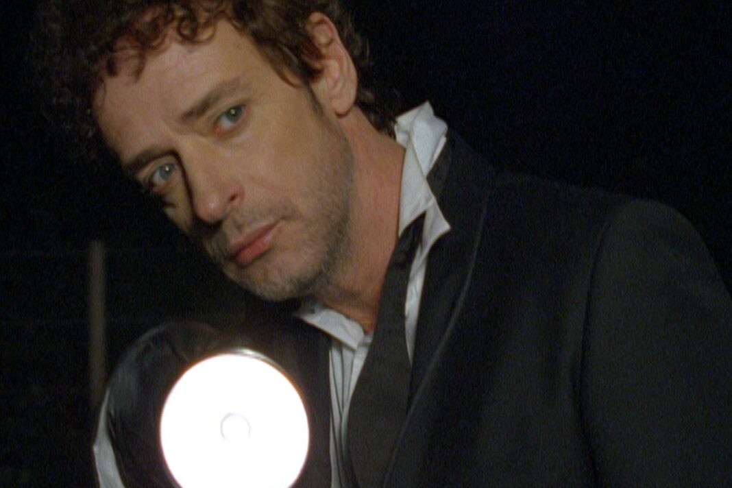 Gustavo Cerati en un recital con Soda Stereo