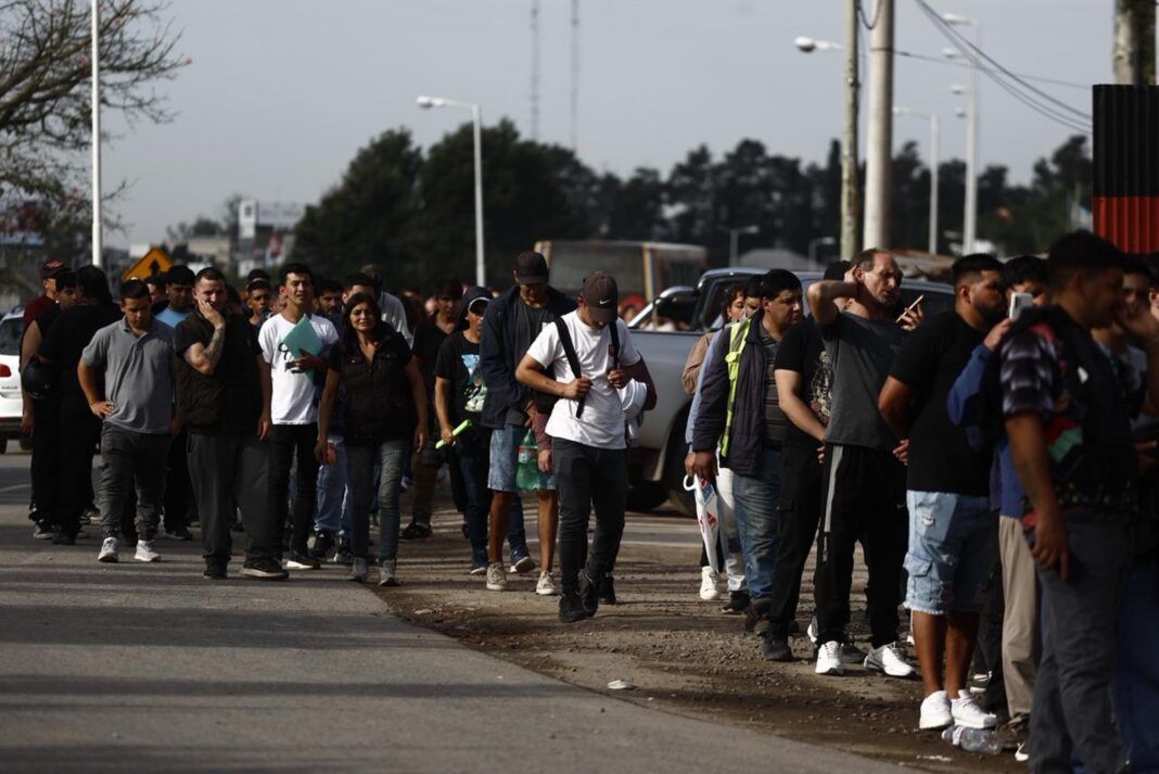 Personas haciendo fila para una entrevista laboral en un frigorífico de Moreno, provincia de Buenos Aires