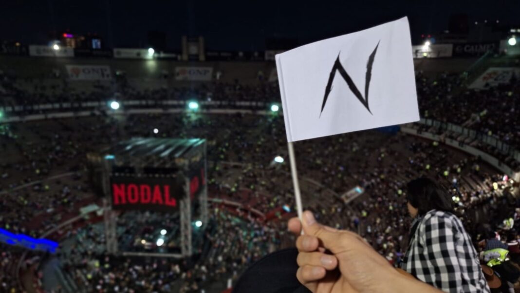 Christian Nodal y Ángela Aguilar en el escenario de la Plaza de Toros México