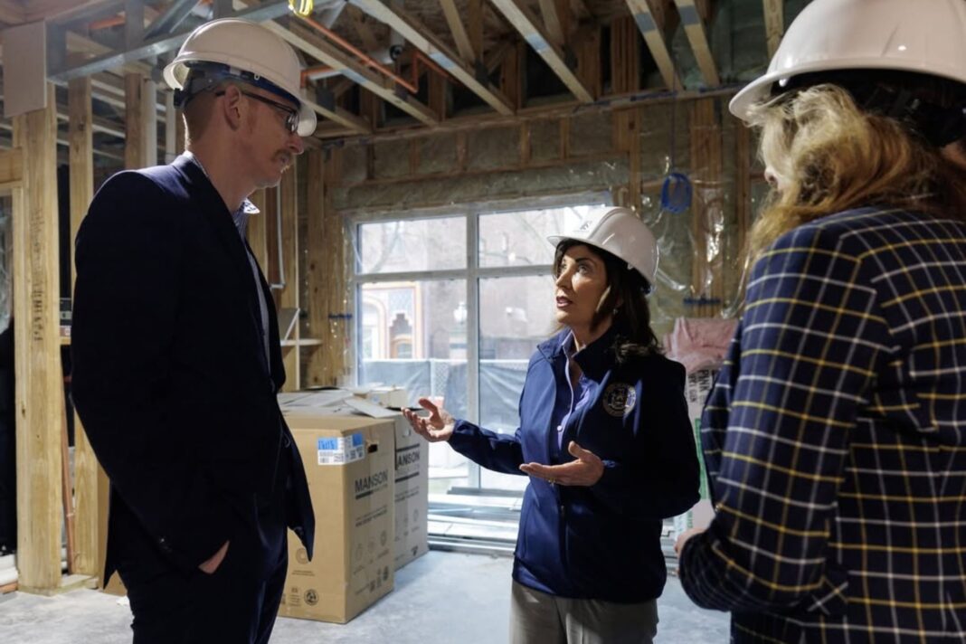 Gobernadora Kathy Hochul durante anuncio sobre vivienda asequible en Nueva York