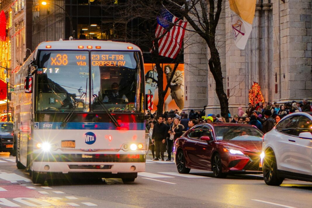 Autobús de la MTA en Nueva York con pasajeros abordando