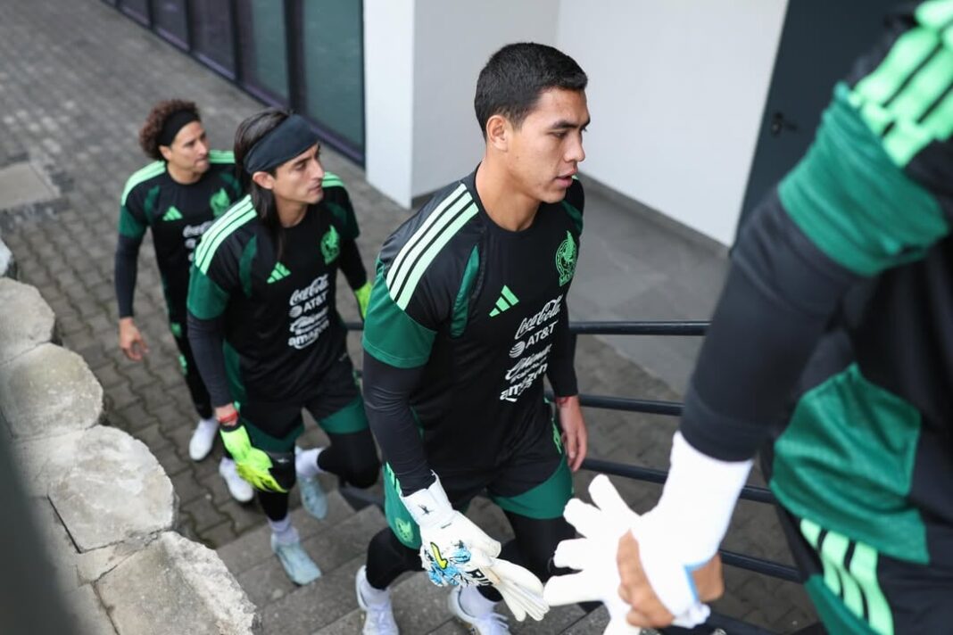 Óscar Gato García entrenando junto a Guillermo Ochoa en la concentración de la Selección Mexicana