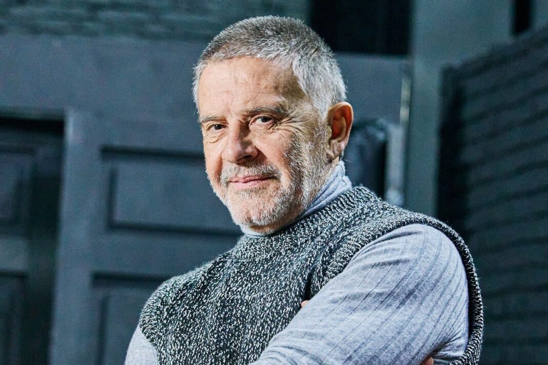 Osvaldo Laport en el Teatro Ópera con una bufanda y una botella de té