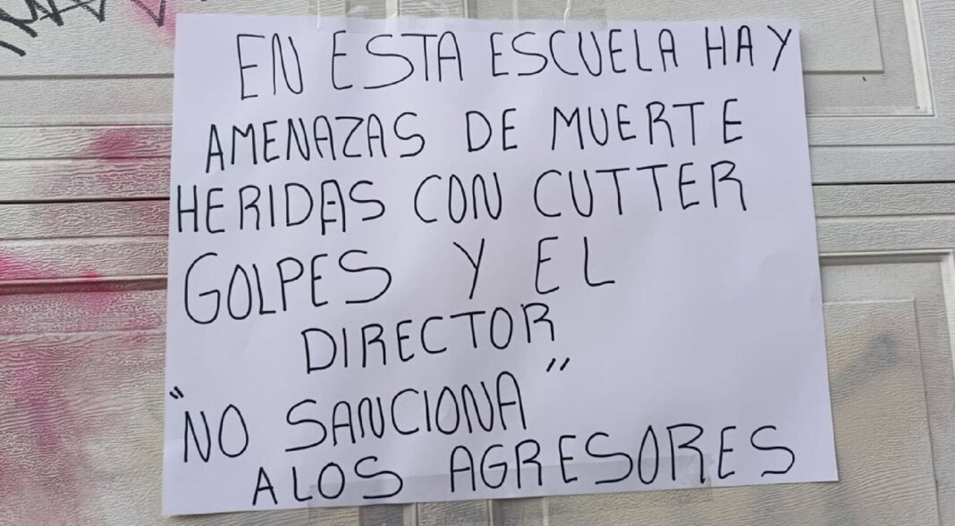 Protesta de padres frente a la Escuela Primaria José María Morales y Pavón en Chilpancingo