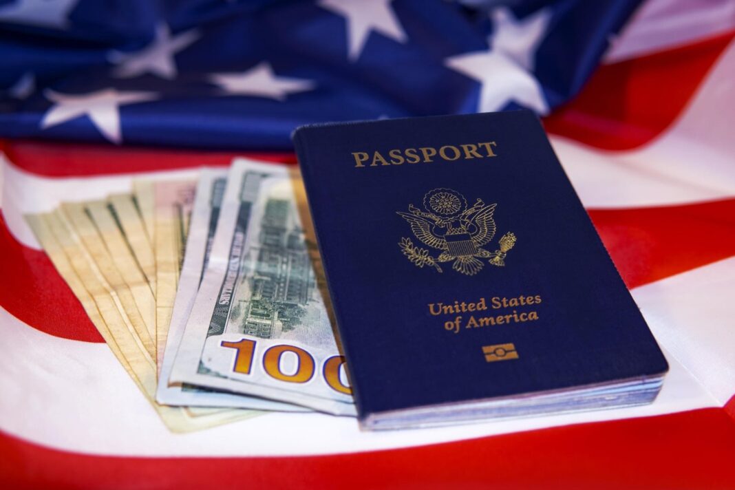 Pasaporte estadounidense abierto sobre una mesa