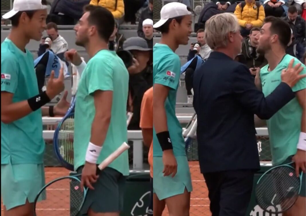 Rei Sakamoto y Pedro Martínez discuten en la red tras el partido en Roland Garros