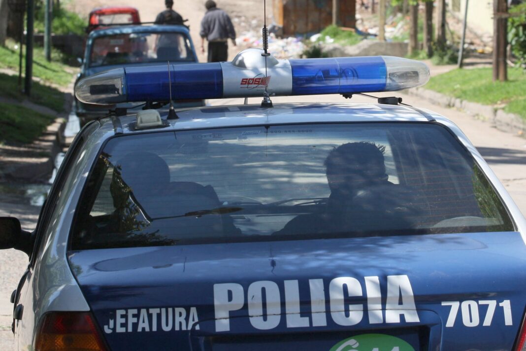 Policía bonaerense en la vía pública
