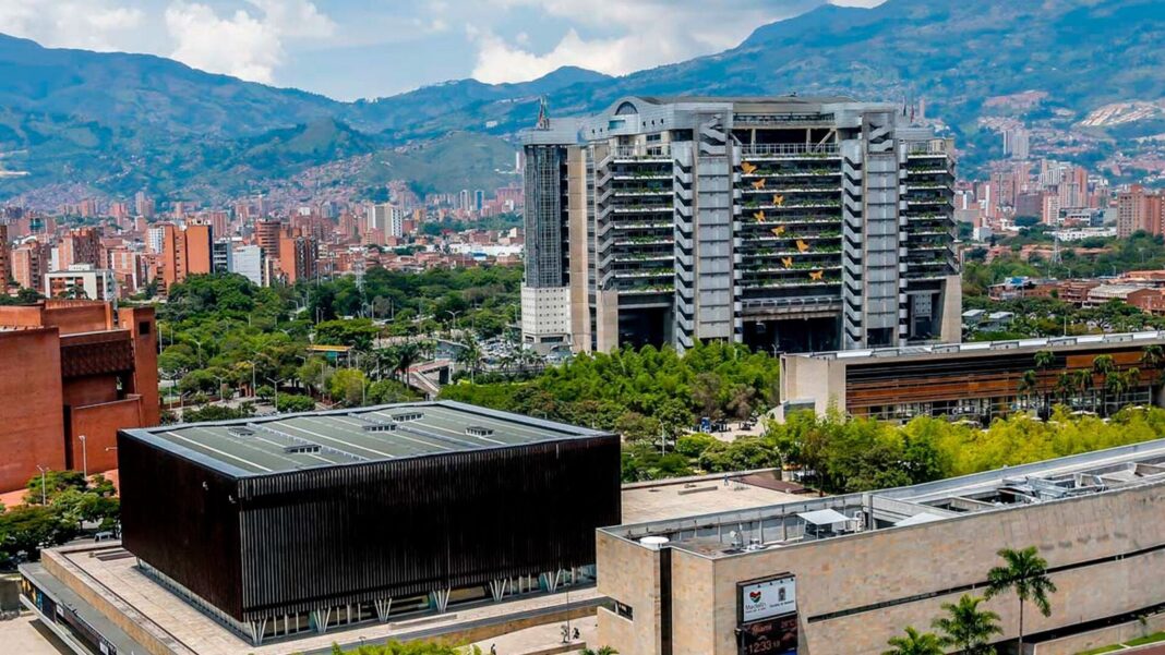 Vista panorámica de Medellín con cielo nublado