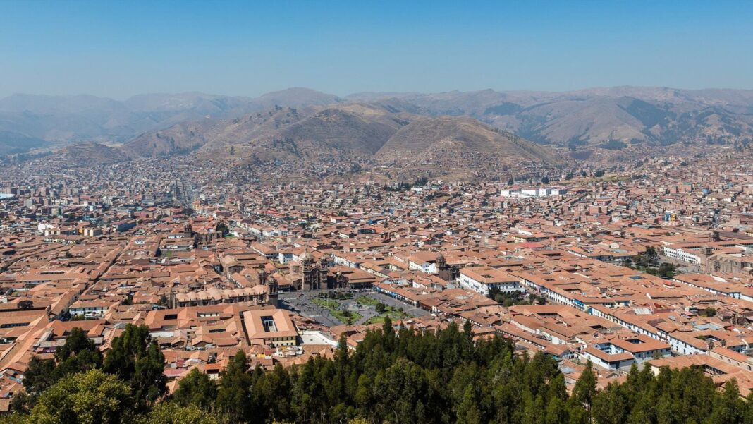 Vista de la ciudad de Cusco con cielo nublado