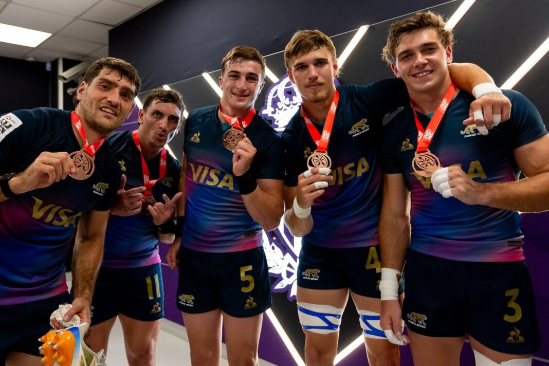Equipo de Los Pumas 7s celebrando la medalla de bronce en Valladolid