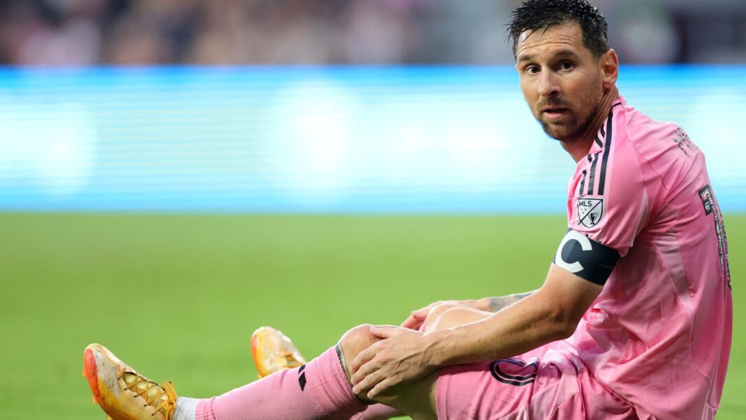Lionel Messi se toma la pierna izquierda durante un partido de la MLS