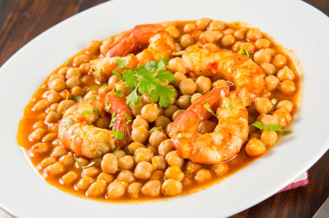 Plato de garbanzos a la marinera con langostinos y almejas