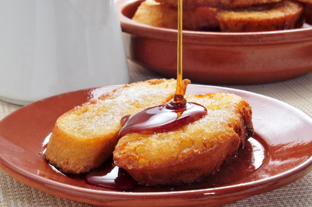 Torreja de quinua en un plato con papaya
