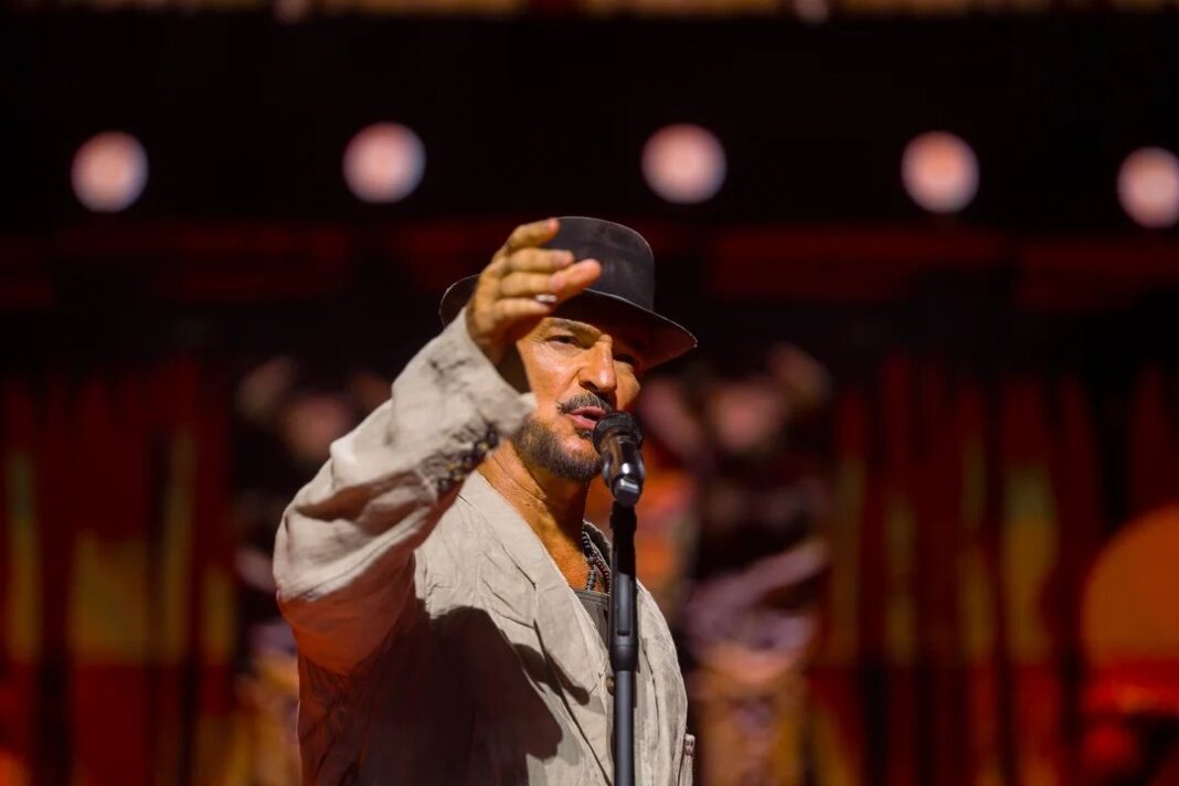 Ricardo Arjona en el escenario del Jockey Club de Asunción durante su gira Lo que El Seco no dijo