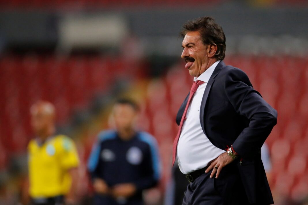Ricardo La Volpe en cabina de transmisión de Televisa