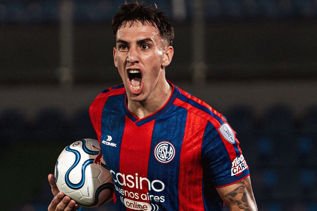Rodrigo Auzmendi celebrando un gol con la camiseta de San Lorenzo