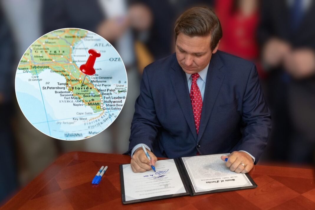 Ron DeSantis firmando documentos en su despacho
