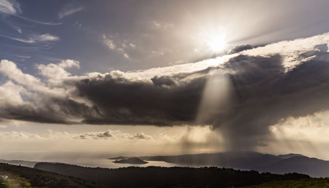 Vista panorámica de la ciudad de San José, Costa Rica, con cielo nublado