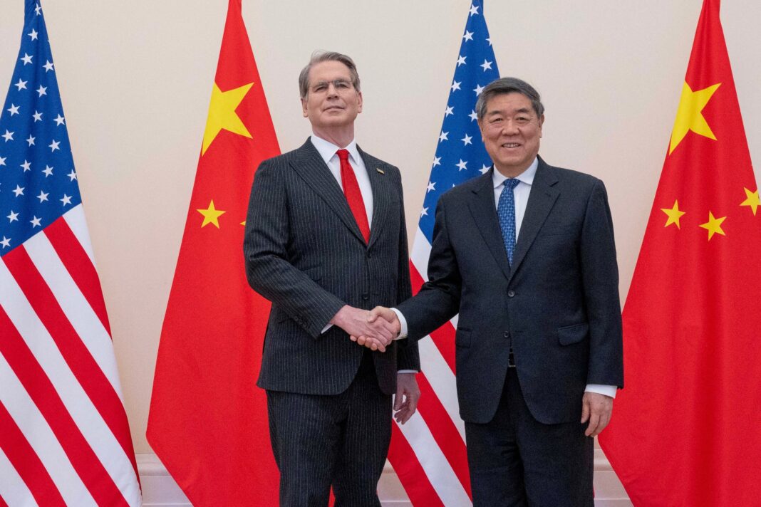 Scott Bessent y He Lifeng en reunión comercial en Seúl