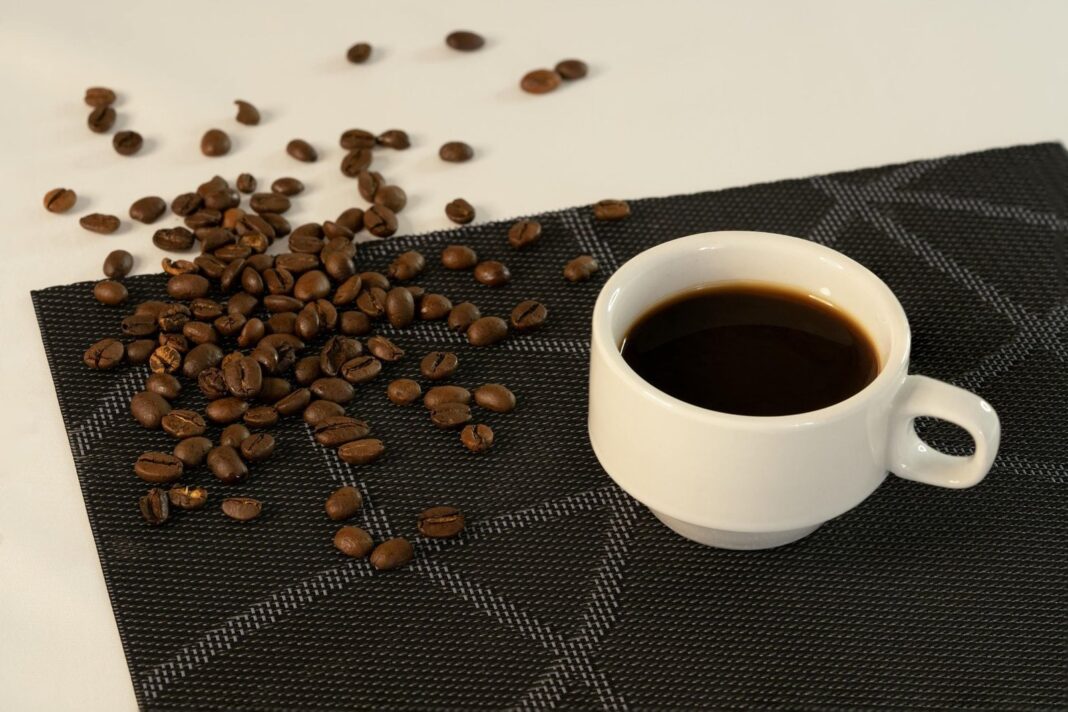 Seis tazas de diferentes bebidas con cafeína alineadas sobre una mesa