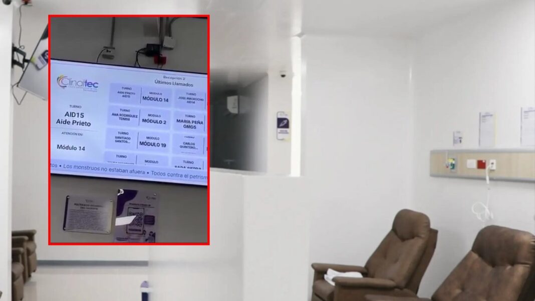 Pantalla de turnos de la Clínica Clinaltec en Ibagué con mensaje político en la parte inferior
