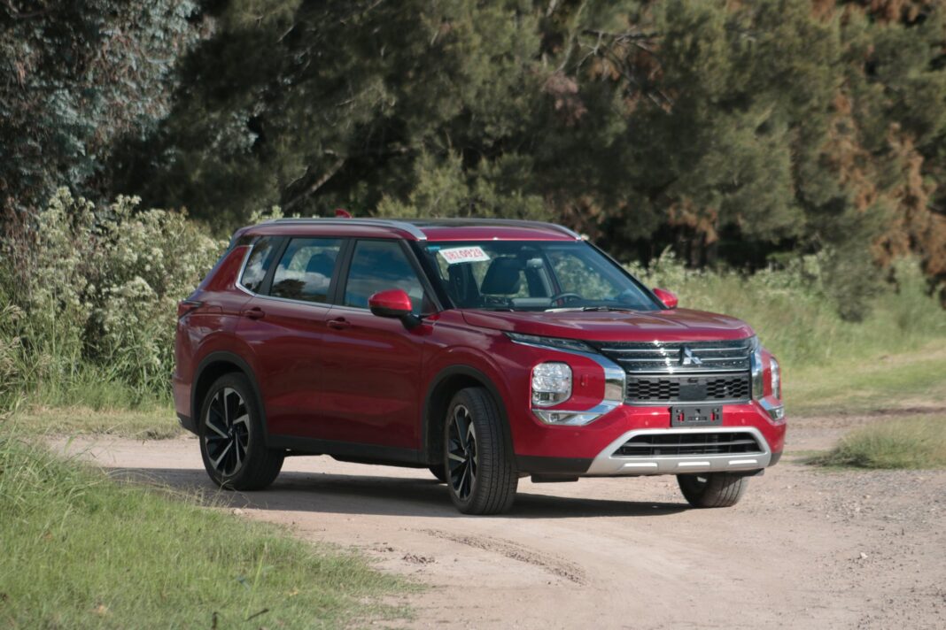 Mitsubishi Outlander 2025 color gris, vista frontal, con diseño Dynamic Shield y llantas de 20 pulgadas
