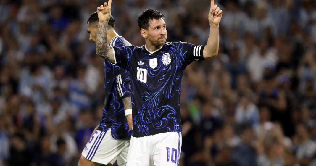 Lionel Messi con la camiseta de la selección argentina celebrando un gol en el Mundial